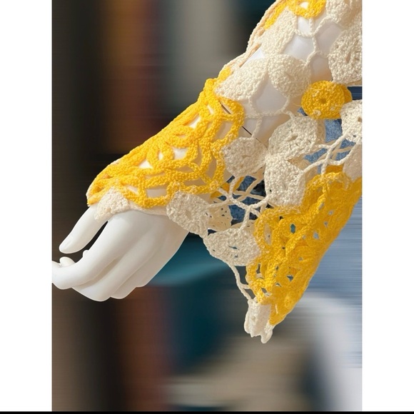 AVAILABLE cream and yellow sheer crochet top ONE SIZE - Picture 4 of 6
